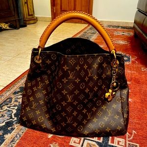 SALE Discontinued Louis Vuitton Artsy MM (2020) EUC with LV charm attachment!